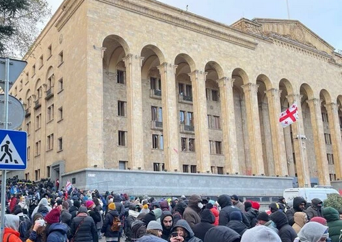 Сміливя грузини зустрічали Новий рік на мітингу в Тбілісі біля будівлі парламенту